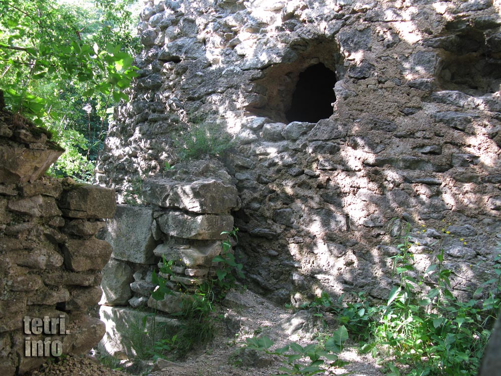 Birtvisi-Выход из подземного хода в монастыре Св.Георгия в Биртвиси