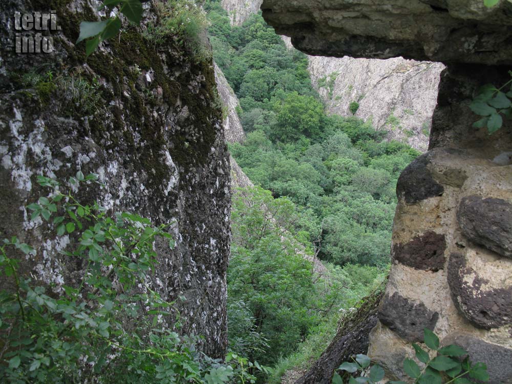 Birtvisi-A passageway through a protective wall