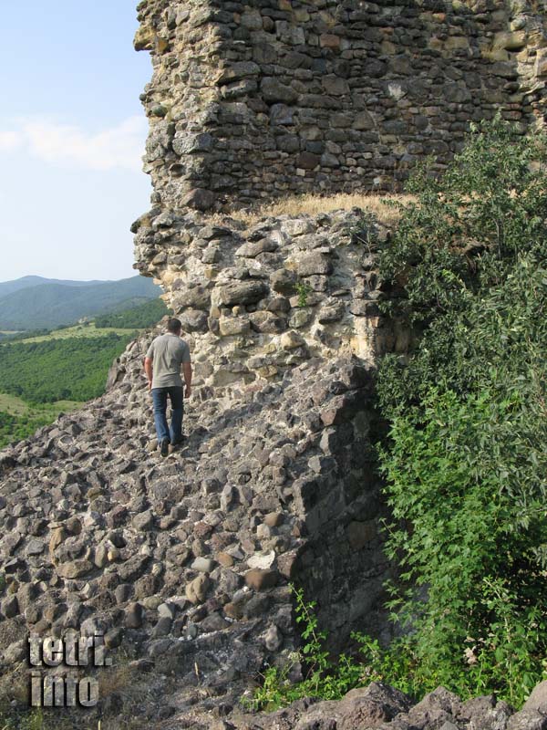 Partskhisi Fortress. Thick walls