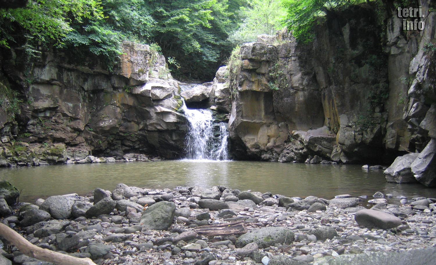 Водопад около Тетри-Цкаро (Tetri Tskaro) на реке Чивчави